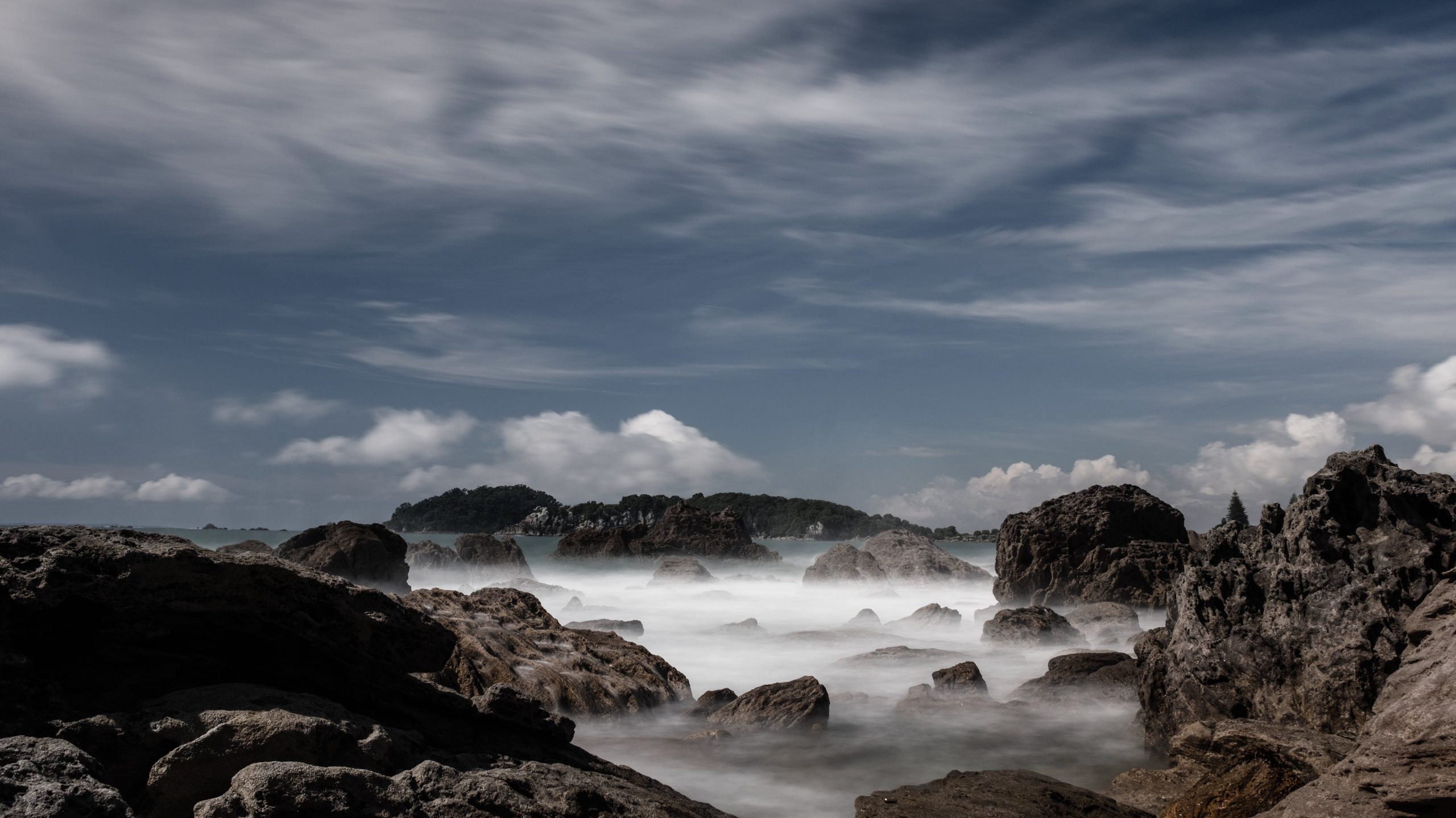 Cette pose longue à Mount Maunganui procure un effet surréaliste à l'image. L'eau qui s'écrase sur les rochers est représentée comme de la vapeur d'eau.