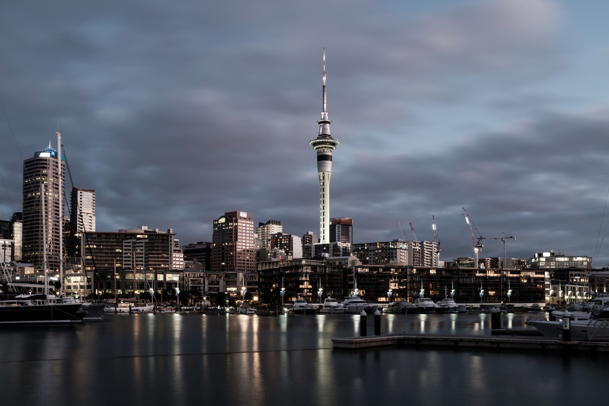 La Sky Tower d'Auckland au crépuscule...